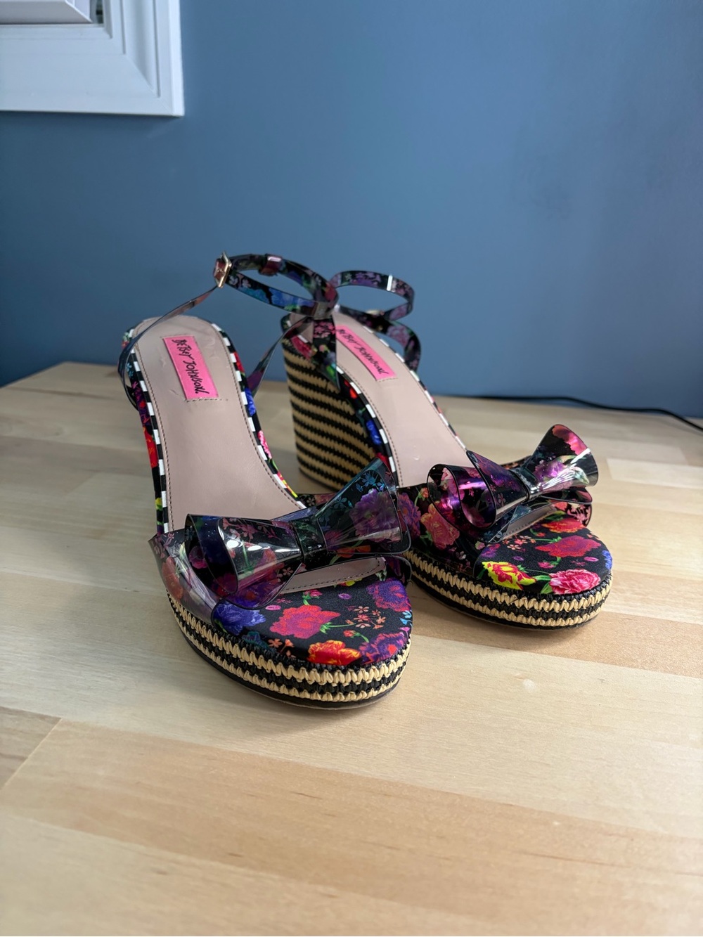 Betsey Johnson Elektra floral wedge espadrilles size 8